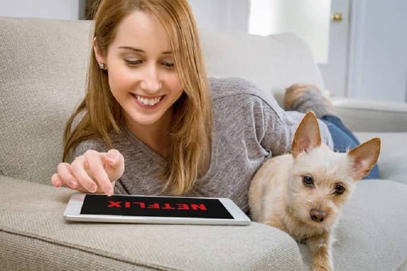 mujer viendo netflix en una tablet